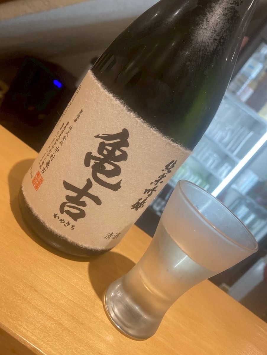 カウンターに置かれた日本酒